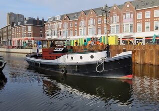 (Locatie Den Haag) Sleepboot De Raaf, bouwjaar 1920