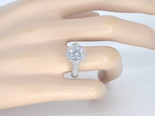 Witgouden ring met diamanten en een briljant van 2.00 carat