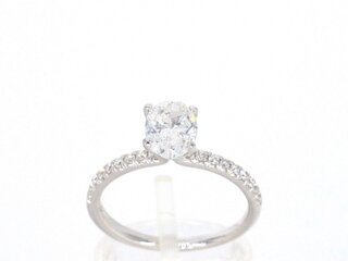 Witgouden solitair ring met 1.00 carat ovaal geslepen diamant en Brilj