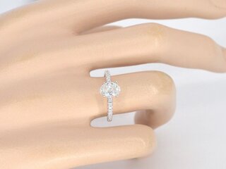 Witgouden solitair ring met 1.00 carat ovaal geslepen diamant en Brilj