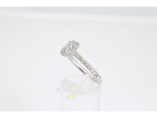 Witgouden entourage ring met briljant en baguette geslepen diamant
