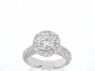 Witgouden ring met diamanten en een briljant van 2.00 carat