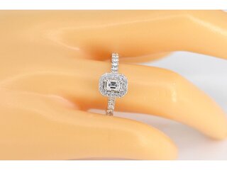 Witgouden entourage ring met briljant en baguette geslepen diamant