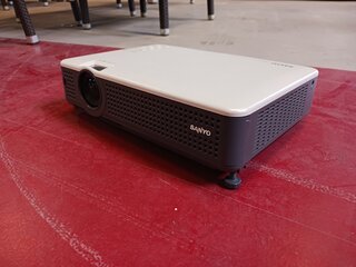 Beamer met Projectiescherm Sanyo, PLC-XU75