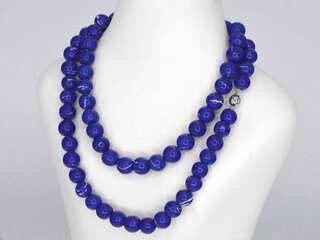 Halsketting met lapis lazuli edelsteen en een witgouden sluiting met d