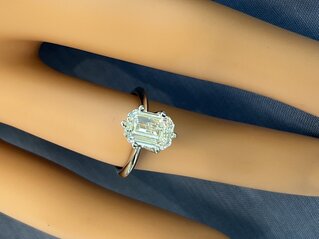 Gouden solitair met een Emerald geslepen diamant van hoge kwaliteit