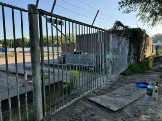 Hekwerk met draaipoort