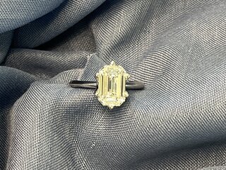 Gouden solitair met een Emerald geslepen diamant van hoge kwaliteit