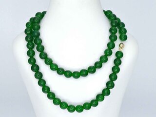 Halsketting met jade edelsteen en een gouden sluiting met diamant