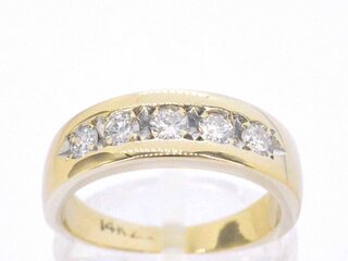 Gouden rijring met diamanten