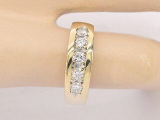 Gouden rijring met diamanten