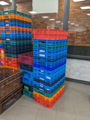 Partij diverse kunststof kratten