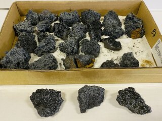 ca. 27x Mangaan mineraal ruwe brok
