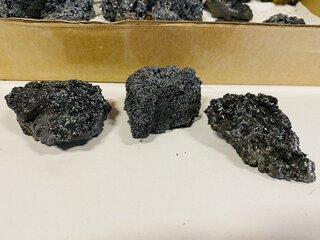 ca. 27x Mangaan mineraal ruwe brok