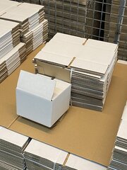 ca. 600x verzenddoosjes 132x119x96mm Wit