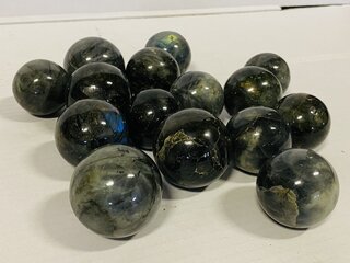 ca. 15x Labradoriet bollen