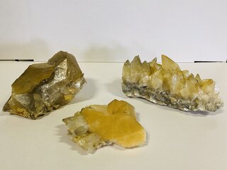 3x Limonietcalciet kristallen
