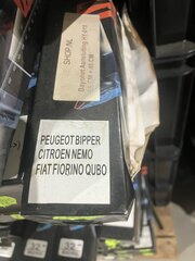 Ca. 220x Ruitenwissers in kratten