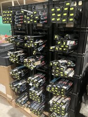 Ca. 220x Ruitenwissers in kratten