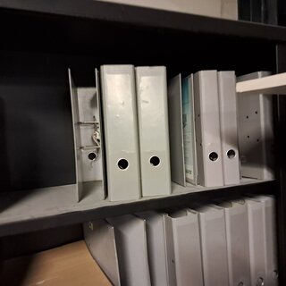 Lameldeurkast met inhoud