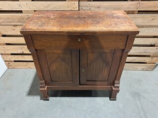 Dichte kast, Bruin