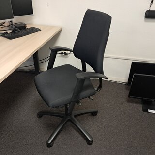 2x Bureau met bureaustoel en ladeblok o.a. Ahrend, beuken