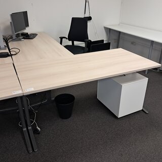 2x Bureau met bureaustoel en ladeblok o.a. Ahrend, beuken