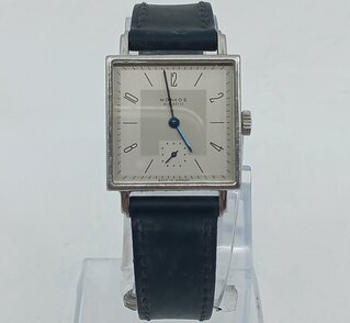 Dames polshorloge met zwart lederen band, Nomos, Duitsland, model Glas