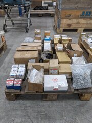 Partij bouten, schroeven, schroefogen, etc. o.a. QZ, Steelies