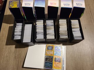 Grote collectie Pokémon kaarten inclusief map