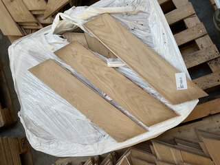 Ca. 10 m2 Eikenhouten hongaarse punt vloer 16 mm dik  , 6 m2 links, 4,