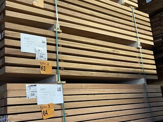 Ca. 85x Makka Kabbes hardhouten regels, 45x68mm, lengte 185cm
