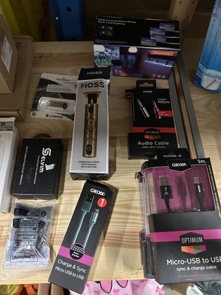 Partij diversen w.o. audio kabels en gadgets w.o. Grixx, Selvim, Luveg