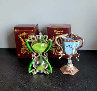 2x Harry Potter Triwizard cup & Slakhoorns zandloper beeldjes