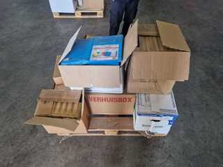 3 pallets met ca. 50 dozen nieuwe kantoorartikelen