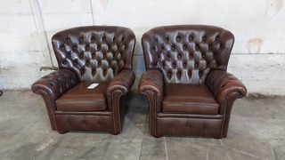 2x Chesterfields fauteuils, bruin