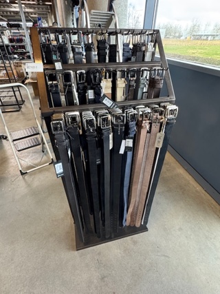 rek met 88x riem o.a. The Belt, The Belt Atelier