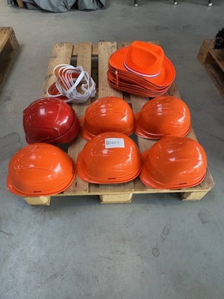 partij oranje hoeden, zonnekleppen en bouwhelmen