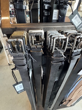rek met 88x riem o.a. The Belt, The Belt Atelier