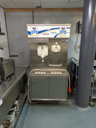 ( Locatie Emmen )Softijs machine Carpigiani
