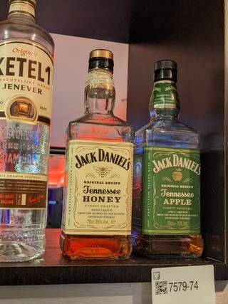 Ca 16 flessen drank, diverse soorten