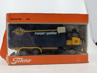 2x Miniatuur vrachtwagen en 2x trailer Ford en Volvo, diverse modellen