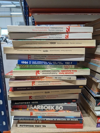 Diverse naslagwerken en jaarboeken