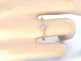 Gouden ring met centraal een rondje vol gezet met diamanten