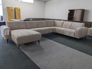 U Bank Hjort Knudsen, 2290 – Luna, Pearl
