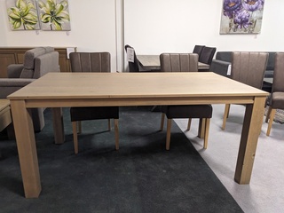 Eetkamertafel Lichtbruin