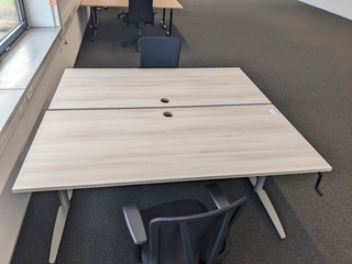 2x In hoogte verstelbaar bureau