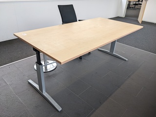 In hoogte verstelbaar bureau