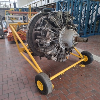 Vliegtuigmotor op frame