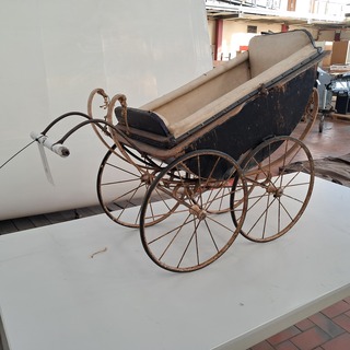 Nostalgische kinderwagen / poppenwagen